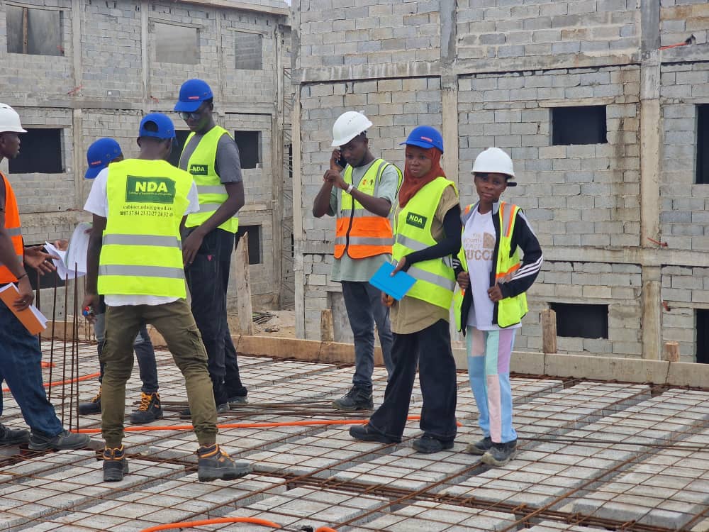 Photo de l'équipe effectuant des relevés